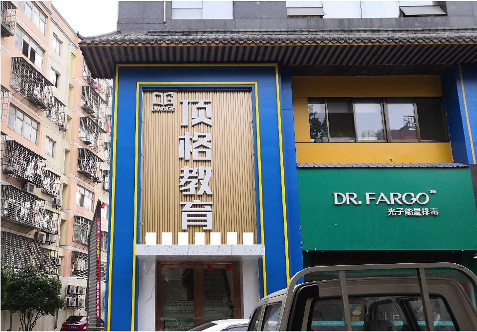 施秉门头设计要符合门店特色。