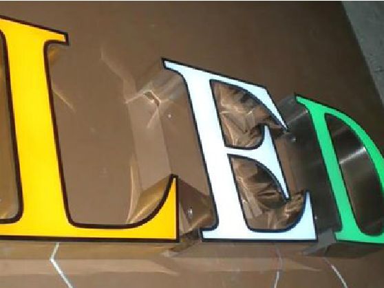 施秉介绍LED招牌的基础知识。