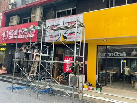 施秉制作广告招牌如何避免它发黄？